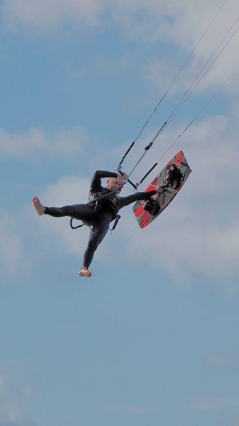 Kitesurfer vor Wustrow auf der Ostsee