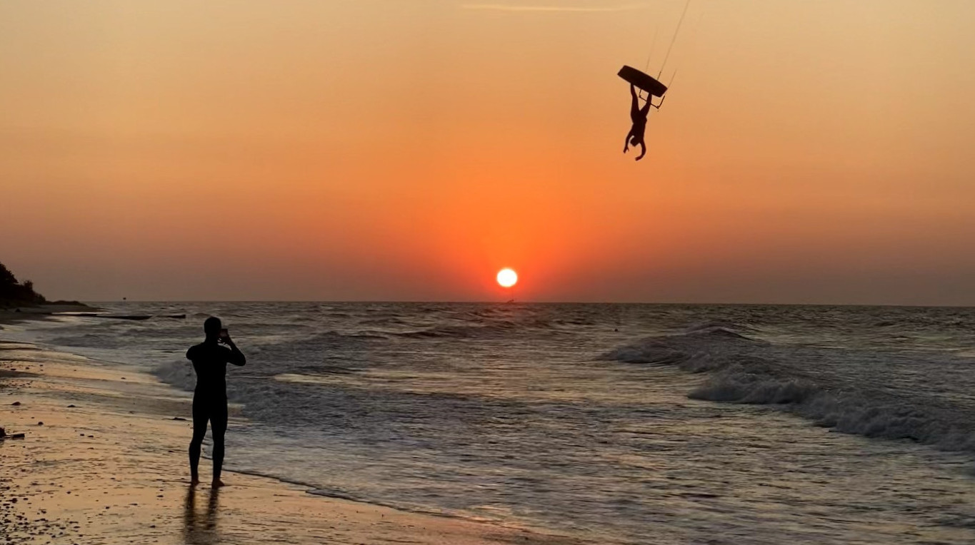 Kiten im Sonnenuntergang von Kühlungsborn