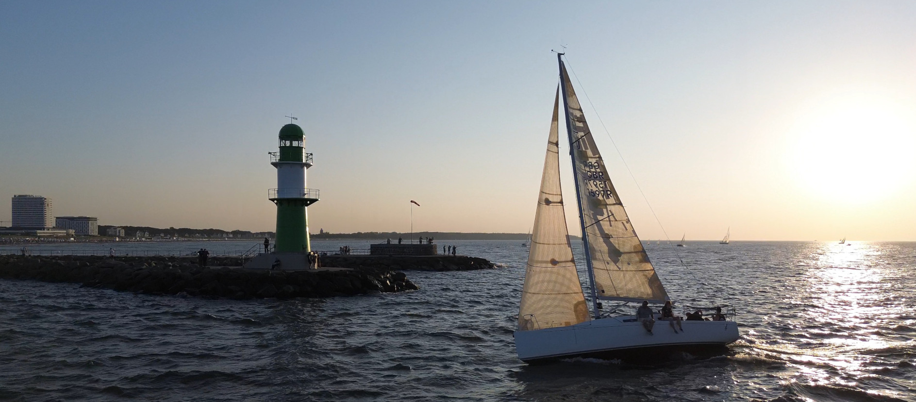J97 bei der Mittwochsregatta 2024 am Warnemünder Leuchtturm