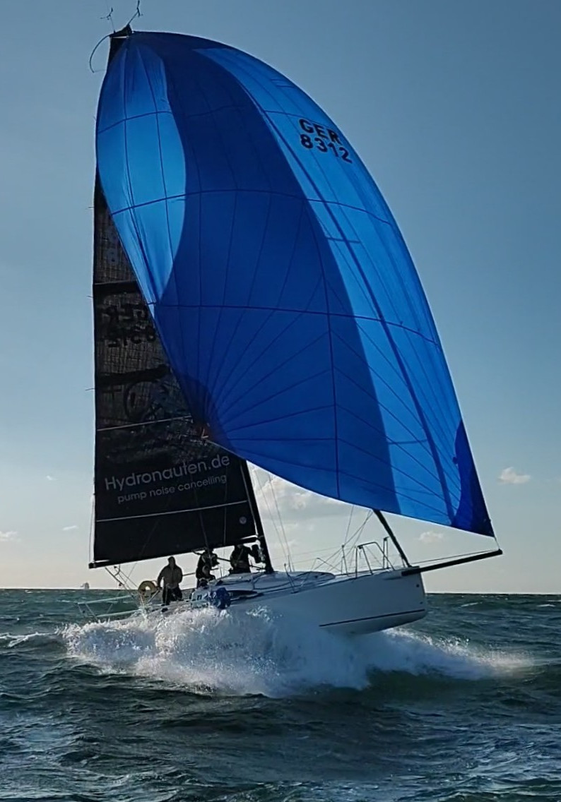 Segelyacht J88 Nemo surft auf den Wellen der Ostsee 